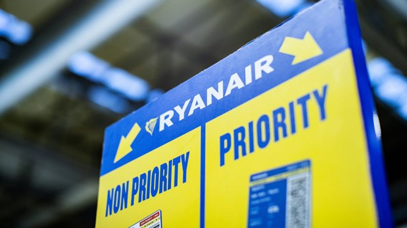 Ein Hinweisschild der irischen Airline Ryanair