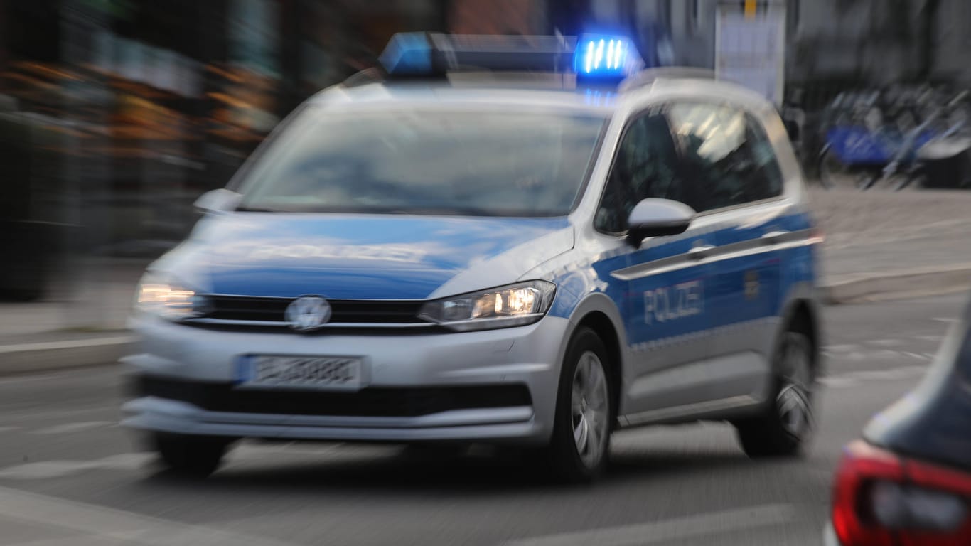 Ein Streifenwagen der Polizei: In Spandau hat ein Mann mit einem Hammer zugeschlagen.