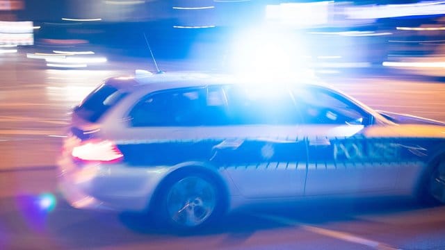 Ein Polizeiauto: In Hessen wurde eine tote Frau in ihrer Wohnung entdeckt.