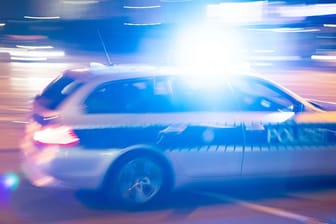 Ein Polizeiauto: In Hessen wurde eine tote Frau in ihrer Wohnung entdeckt.