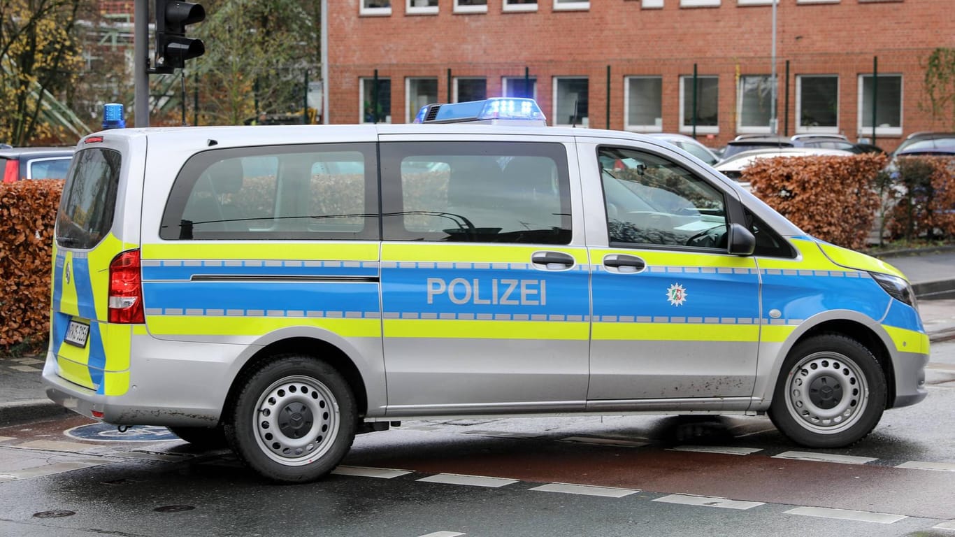 Leuchtendes Blaulicht auf einem Einsatzfahrzeug der Polizei: In Wuppertal hat es bei einem Unfall zwei schwer Verletzte gegeben.