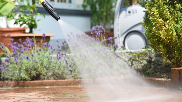 Die Terrasse lässt sich mit einem Hochdruckreiniger blitzsauber machen.