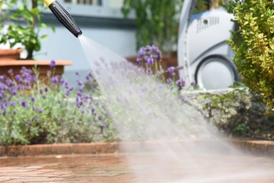 Die Terrasse lässt sich mit einem Hochdruckreiniger blitzsauber machen.