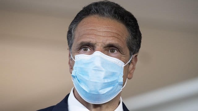 Andrew Cuomo, Gouverneur von New York, trägt während einer Pressekonferenz im Terminal B des Laguardia-Flughafens einen Mundschutz. Andrew Cuomo, Gouverneur von New York, trägt während einer Pressekonferenz im Terminal B des Laguardia-Flughafens einen Mundschutz.