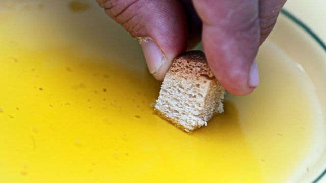 Brot und Olivenöl: Vor allem bei Olivenöl wird der Verbraucher häufig nicht richtig informiert. (Symbolbild) Brot und Olivenöl: Vor allem bei Olivenöl wird der Verbraucher häufig nicht richtig informiert. (Symbolbild)