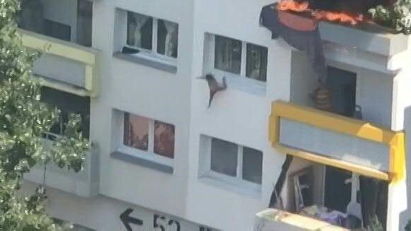 Wohnung brennt: Zwei Kinder retten sich mit einem spektakulärem Sprung aus einem brennenden Haus.