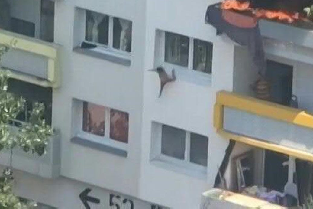 Wohnung brennt: Zwei Kinder retten sich mit einem spektakulärem Sprung aus einem brennenden Haus.