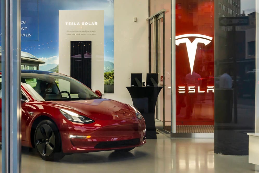 Tesla-Showroom in New York: Der kleine Hersteller verkauft mit großem Abstand weltweit die meisten Elektroautos.