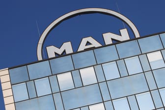 MAN-Verwaltung in Augsburg (Symbolbild): Die Corona-Krise hat auch den Motorenhersteller erreicht.