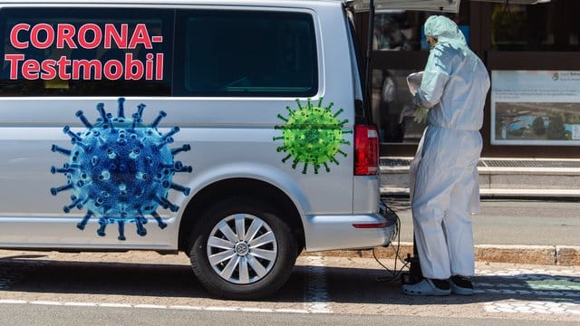 Ein Arzt an einem Corona-Testmobil in der Stadt Rehau in Bayern.