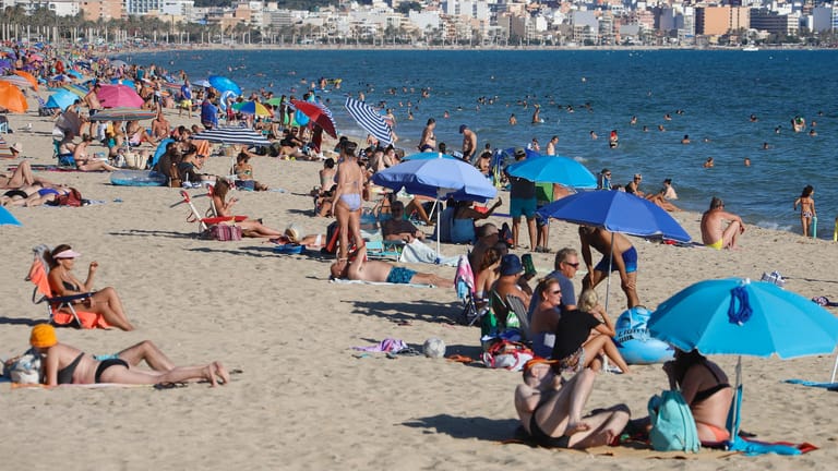 Palma de Mallorca in Spanien: Eine vierköpfige Familie hat sich mit dem Coronavirus infiziert.