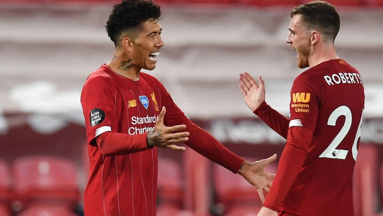 Premier League: Liverpools Roberto Firmino feiert mit Andrew Robertson seinen ersten Heimtreffer in der Saison 2019/2020.