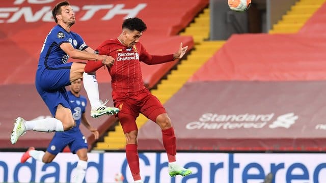 Liverpools Roberto Firmino (r) erzielt das Tor zum 4:1 gegen den FC Chelsea.