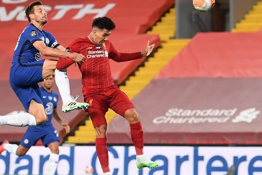 Liverpools Roberto Firmino (r) erzielt das Tor zum 4:1 gegen den FC Chelsea.