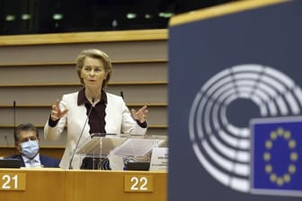 Kommissionspräsidentin Ursula von der Leyen äußert sich im Europäischen Parlament.