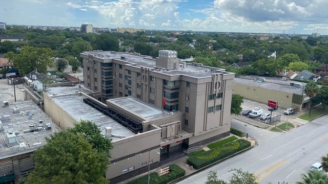 Die Polizei und Feuerwehr von Houston hatten auf Berichte reagiert, nach denen Dokumente im Hof des Konsulats verbrannt worden sind. Die Polizei und Feuerwehr von Houston hatten auf Berichte reagiert, nach denen Dokumente im Hof des Konsulats verbrannt worden sind.