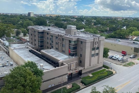 Die Polizei und Feuerwehr von Houston hatten auf Berichte reagiert, nach denen Dokumente im Hof des Konsulats verbrannt worden sind.