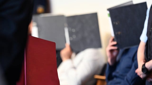Die Angeklagten sitzen im Juni 2019 vor dem Prozessbeginn im Gerichtssaal. Die Angeklagten sitzen im Juni 2019 vor dem Prozessbeginn im Gerichtssaal.