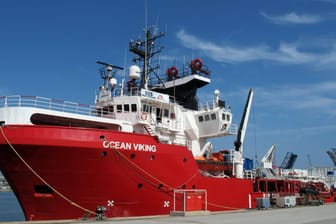 Das private Rettungsschiff "Ocean Viking": Das Schiff ist nach Angaben der Betreiberorganisation nach elfstündiger Inspektion im Hafen von Porto Empedocle auf Sizilien festgesetzt worden.