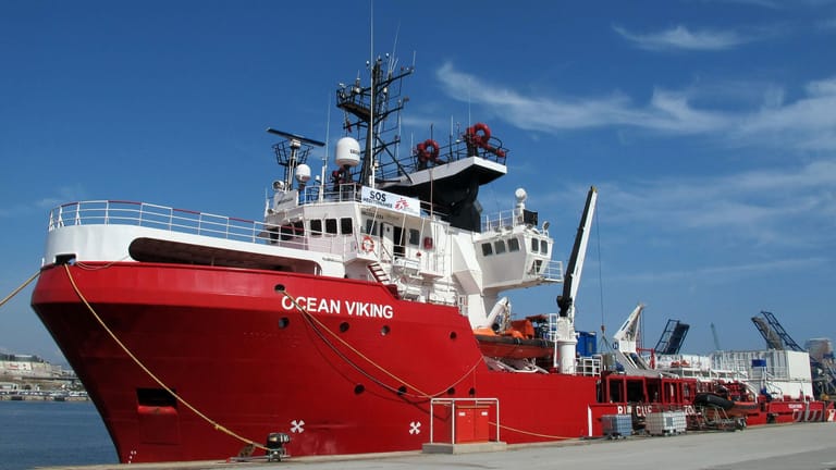 Das private Rettungsschiff "Ocean Viking": Das Schiff ist nach Angaben der Betreiberorganisation nach elfstündiger Inspektion im Hafen von Porto Empedocle auf Sizilien festgesetzt worden.