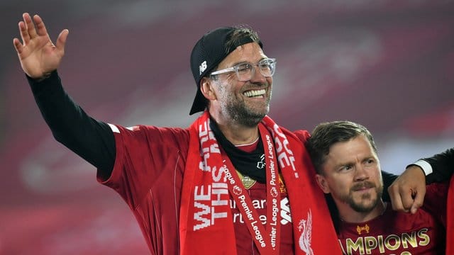 Liverpools Trainer Jürgen Klopp jubelt nach der Meisterehrung über den Titelgewinn.