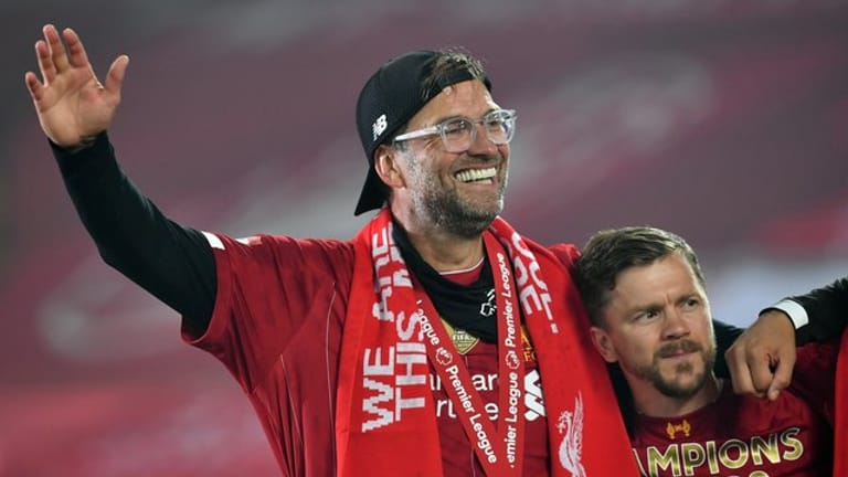Liverpools Trainer Jürgen Klopp jubelt nach der Meisterehrung über den Titelgewinn.
