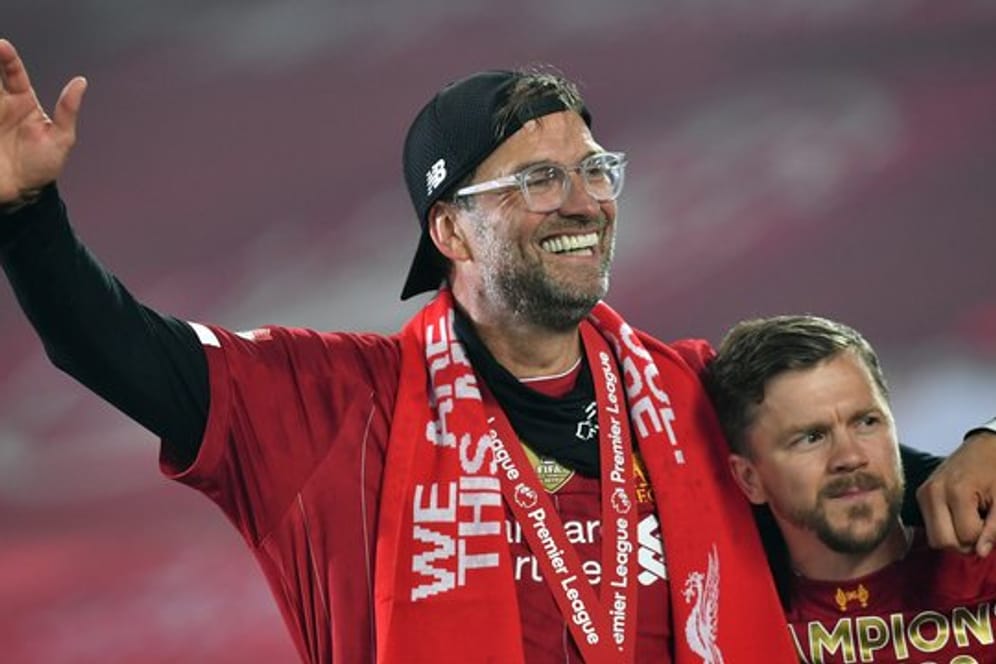 Liverpools Trainer Jürgen Klopp jubelt nach der Meisterehrung über den Titelgewinn.