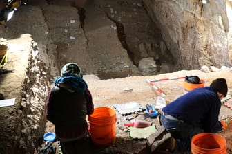 Archäologen arbeiten in einer Höhle im zentralmexikanischen Bundesstaat Zacatacas: Bereits seit mehr als 30.000 Jahren könnten Menschen in Amerika gelebt haben.