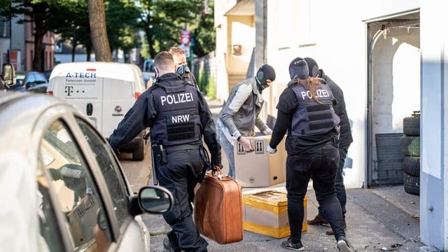 Bei einer Razzia gegen Clankriminalität sind in Nordrhein-Westfalen am frühen Morgen mehrere Wohnungen und Firmen durchsucht worden. Bei einer Razzia gegen Clankriminalität sind in Nordrhein-Westfalen am frühen Morgen mehrere Wohnungen und Firmen durchsucht worden.