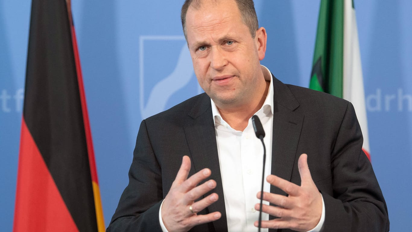 Nordrhein-Westfalens Integrationsminister Joachim Stamp gibt eine Pressekonferenz: Der FDP-Politiker hat den Düsseldorfer OB Geisel heftig kritisiert.