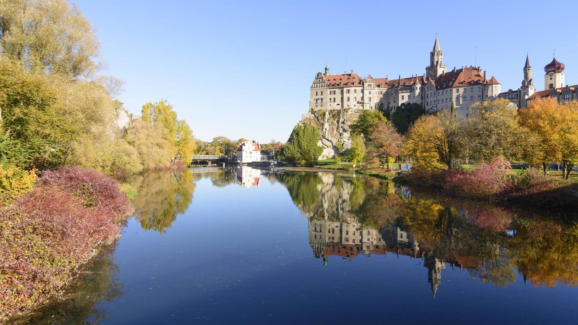 Schloss Sigmaringen an der Donau: Der Fluss wurde zeitweise durch Altöl verschmutzt. Schloss Sigmaringen an der Donau: Der Fluss wurde zeitweise durch Altöl verschmutzt.