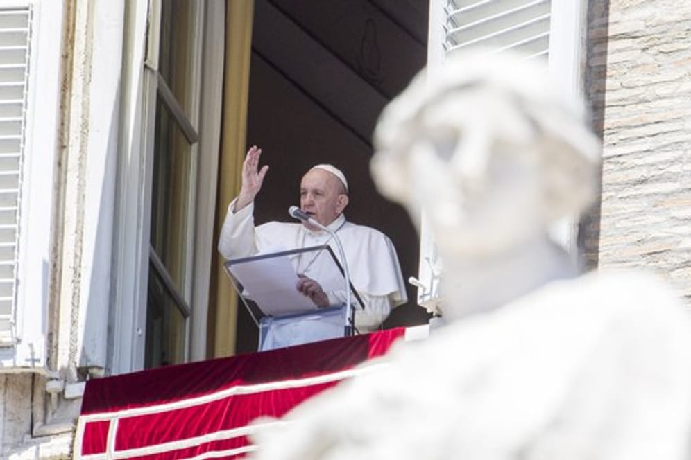 Papst Franziskus spricht während des Angelus-Gebets am Fenster seiner Residenz den Segen.