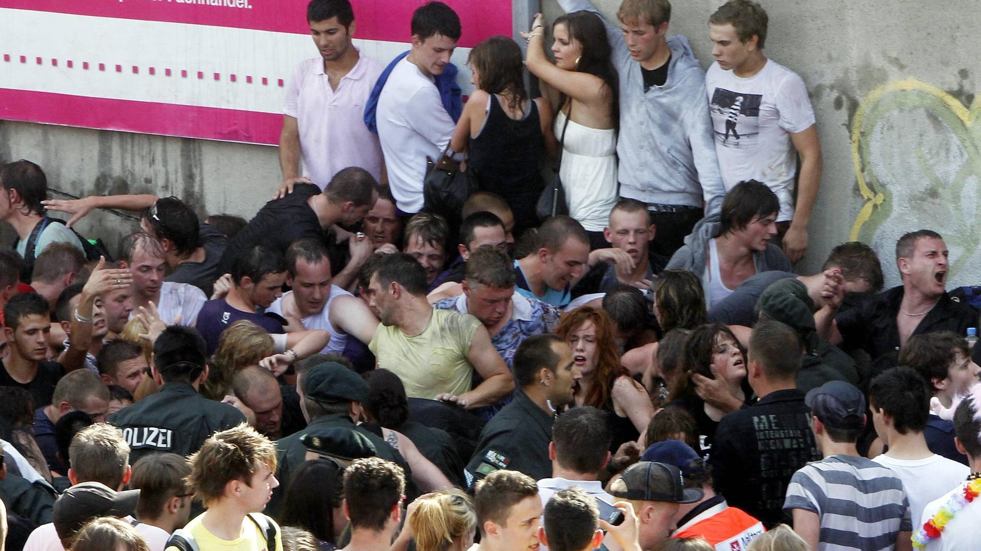 Enge: Die Teilnehmer der Loveparade wollen das Gelände verlassen, doch können dem Stau auf der Rampe nicht entfliehen.