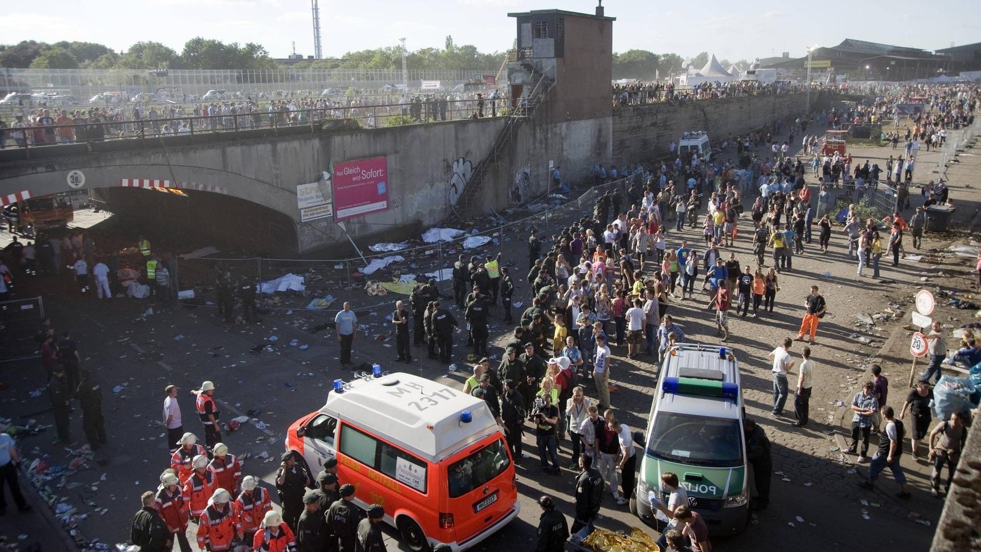 Die Rampe: Auf diesem Bereich des Veranstaltungsgeländes starben die meisten der 21 Menschen. Die Treppe war eine von drei Fluchtmöglichkeiten. Die anderen beiden, ein Mast und ein Container, mussten erklettert werden.