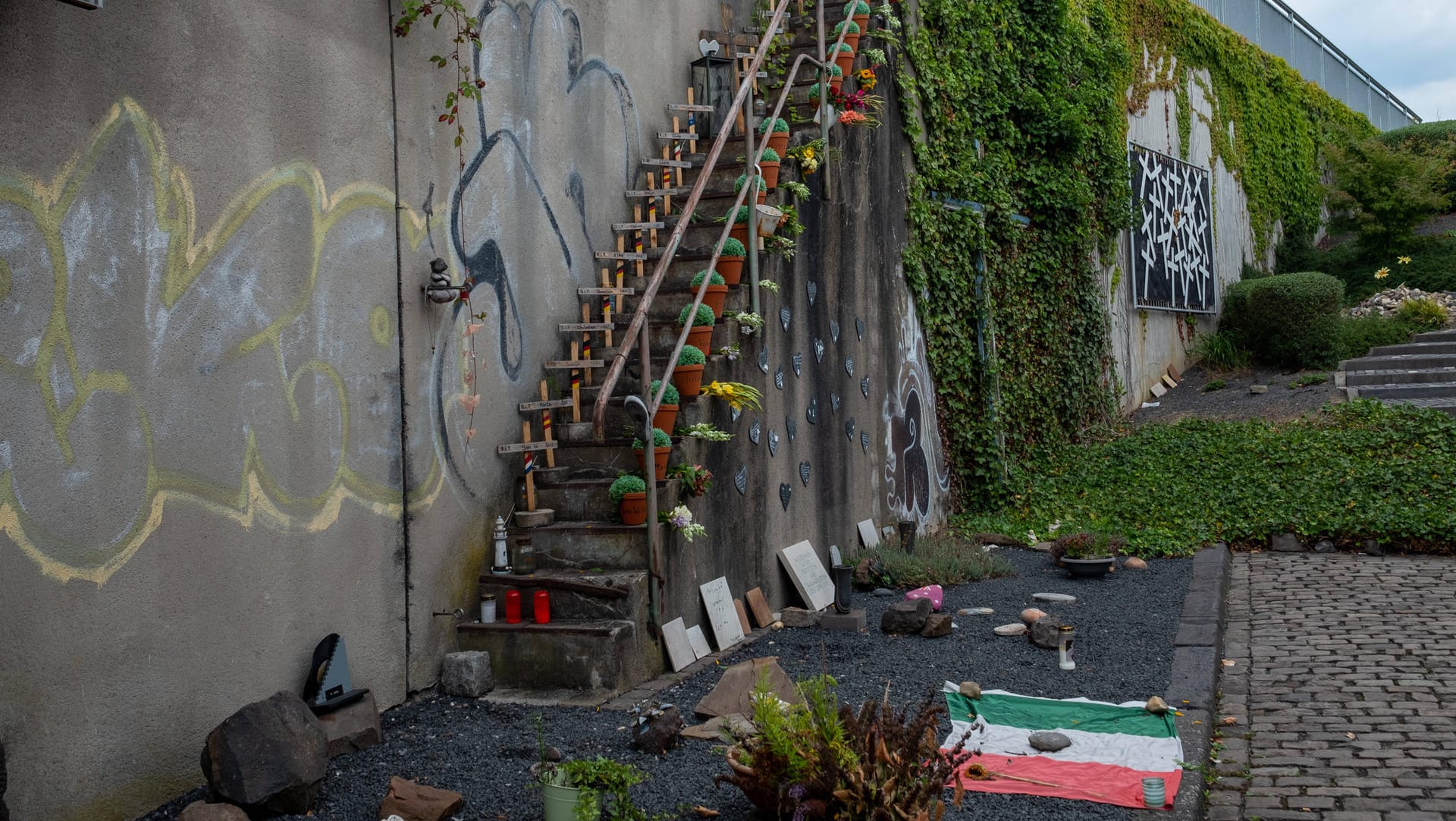 Loveparade-Gedenkstätte: Am Karl-Lehr-Tunnel in Duisburg wird der 21 Todesopfer der Duisburger Loveparade vom 24. Juli 2010 gedacht.