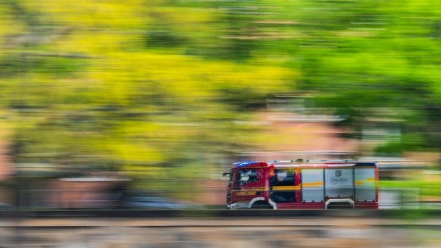 Ein Löschfahrzeug der Feuerwehr fährt zu einem Einsatz Ein Löschfahrzeug der Feuerwehr fährt zu einem Einsatz