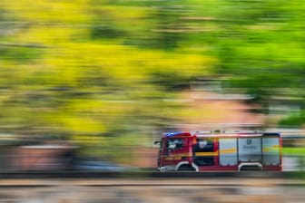 Ein Löschfahrzeug der Feuerwehr fährt zu einem Einsatz