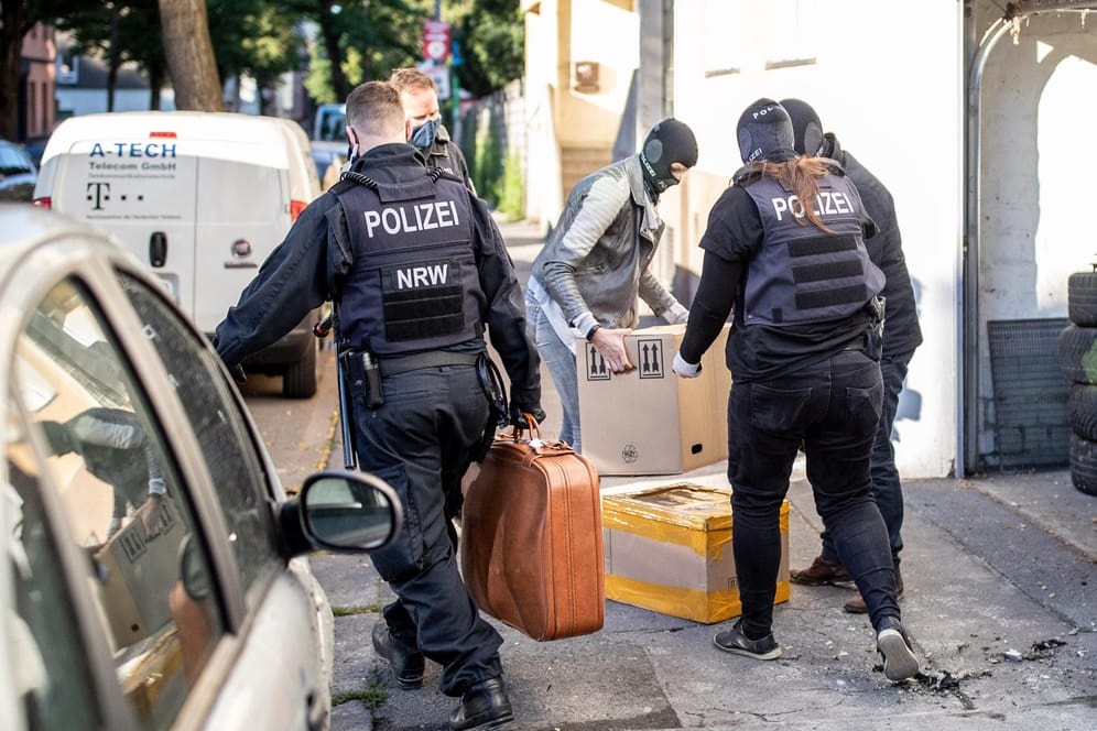 Bei einer Razzia gegen Clankriminalität sind in Nordrhein-Westfalen am frühen Morgen mehrere Wohnungen und Firmen durchsucht worden. Vier Männer wurden festgenommen.