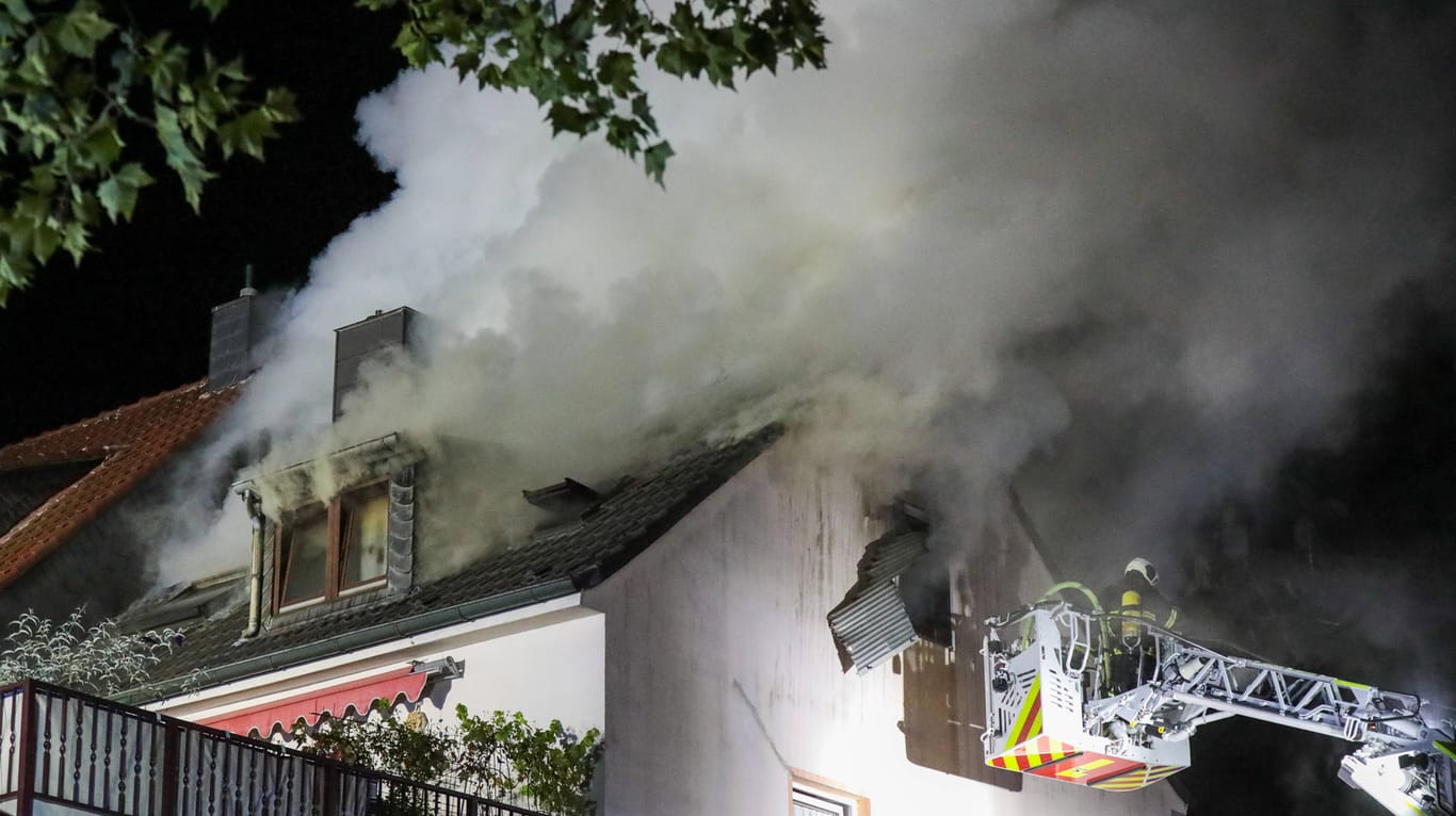 Der Dachstuhl eines Mehrfamilienhauses in Wuppertal brennt: Aus den Flammen wurden sechs Personen gerettet.