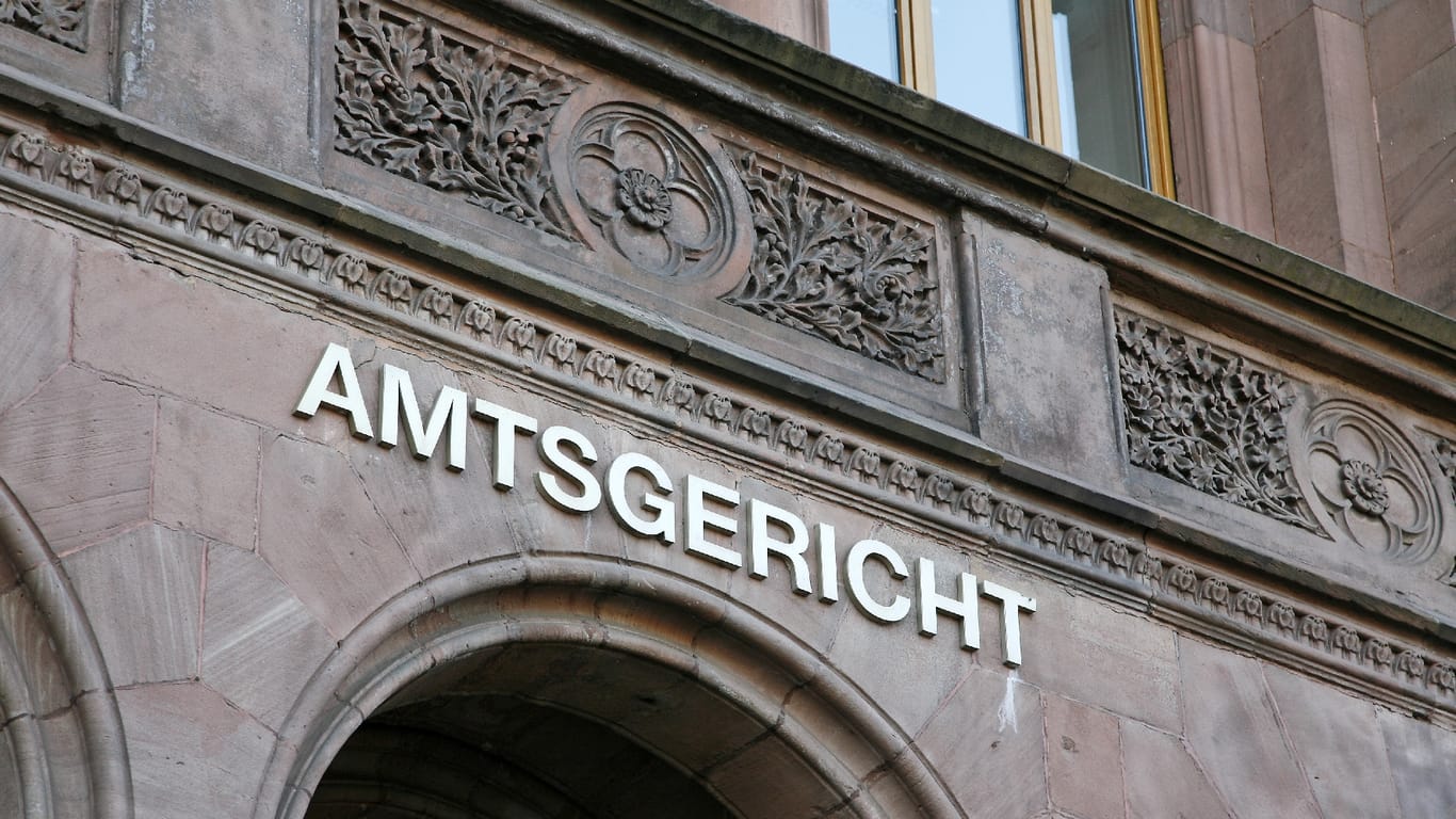 "Amtsgericht" steht auf einem Gebäude: Das Hauptzollamt Karlsruhe hat einen Betrug aufgedeckt.