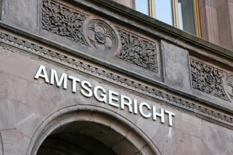 "Amtsgericht" steht auf einem Gebäude: Das Hauptzollamt Karlsruhe hat einen Betrug aufgedeckt.