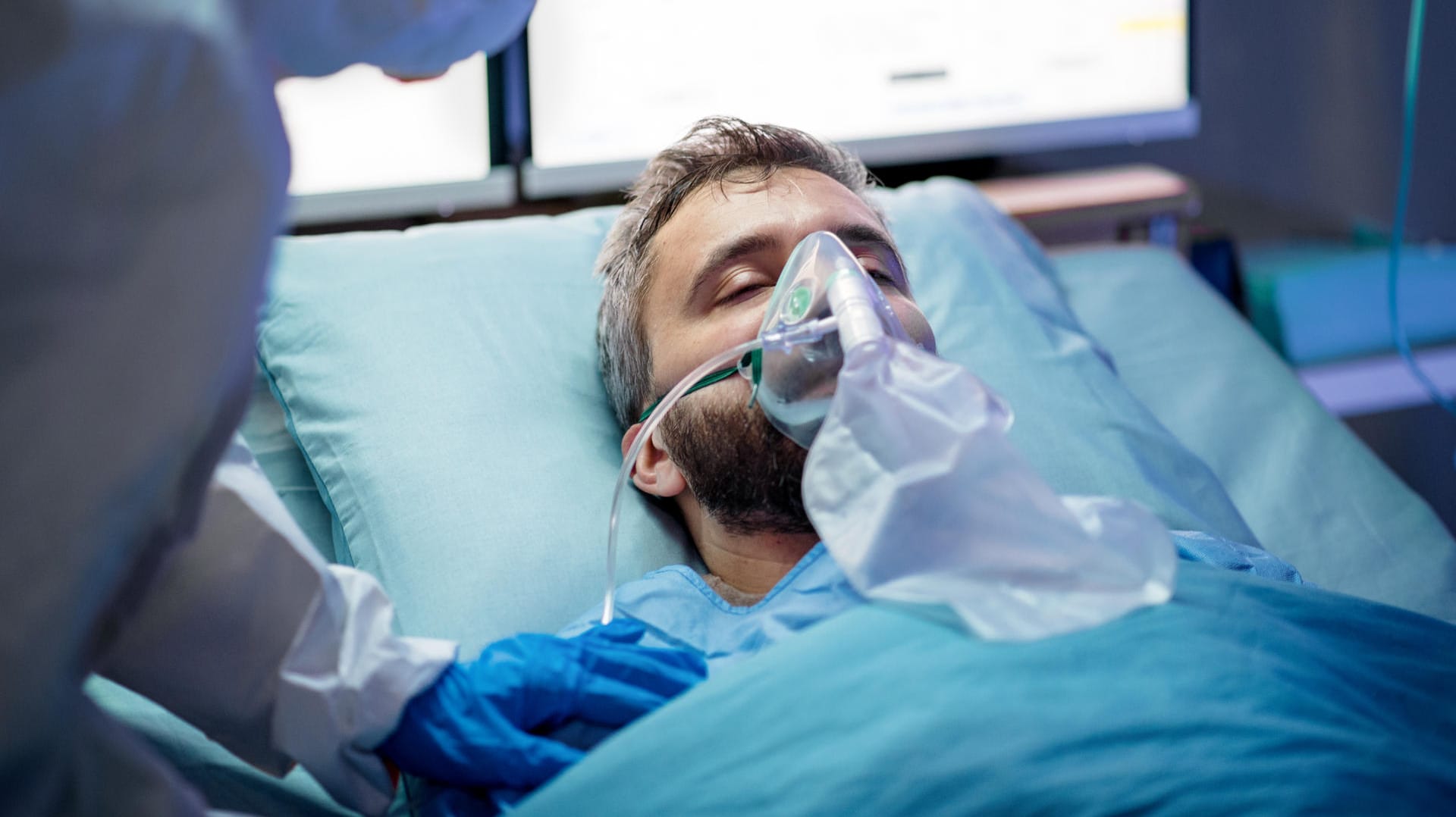 Covid-19-Patient: Vorerkrankte Menschen weisen ein höheres Risiko für einen schweren Covid-19-Verlauf auf (Symbolbild).