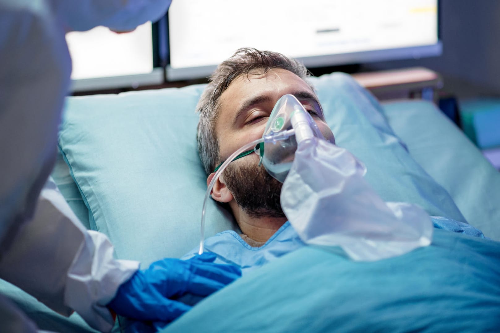 Covid-19-Patient: Vorerkrankte Menschen weisen ein höheres Risiko für einen schweren Covid-19-Verlauf auf (Symbolbild).