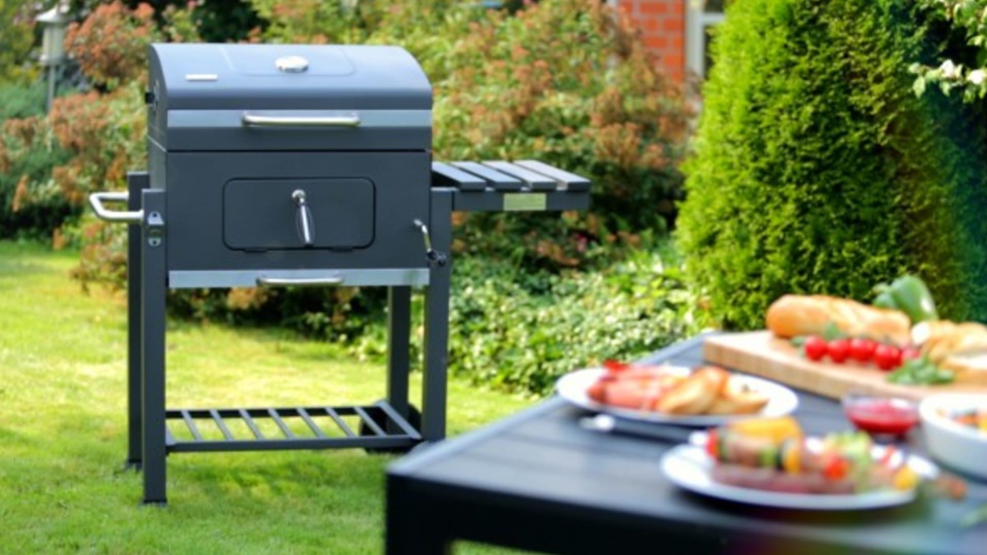 Der Holzkohlegrill von Tepro ist in unter 30 Minuten aufgebaut. Heute ist das Modell bei Amazon stark reduziert.