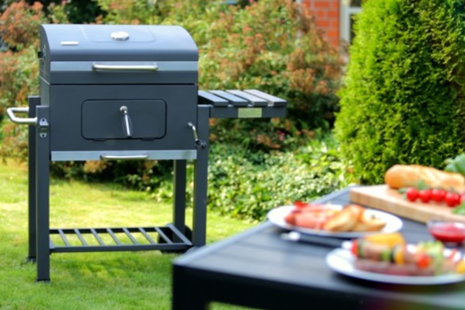 Der Holzkohlegrill von Tepro ist in unter 30 Minuten aufgebaut. Heute ist das Modell bei Amazon stark reduziert.