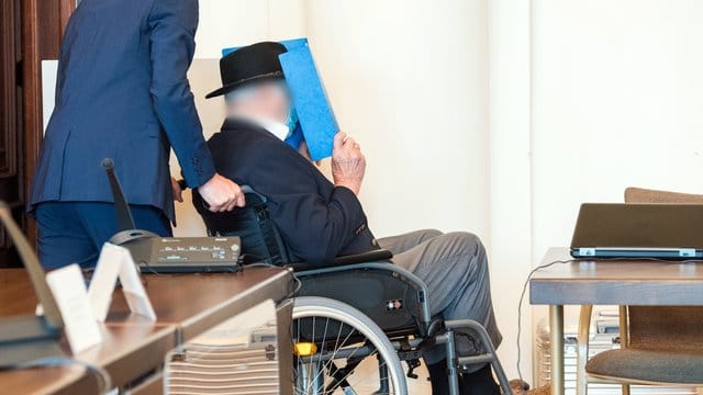 Ein 93 Jahre alter ehemaliger SS-Wachmann des Konzentrationslagers Stutthof bei Danzig wird im Landgericht in einem Gerichtssaal geschoben. Ein 93 Jahre alter ehemaliger SS-Wachmann des Konzentrationslagers Stutthof bei Danzig wird im Landgericht in einem Gerichtssaal geschoben.
