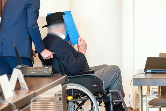 Ein 93 Jahre alter ehemaliger SS-Wachmann des Konzentrationslagers Stutthof bei Danzig wird im Landgericht in einem Gerichtssaal geschoben.