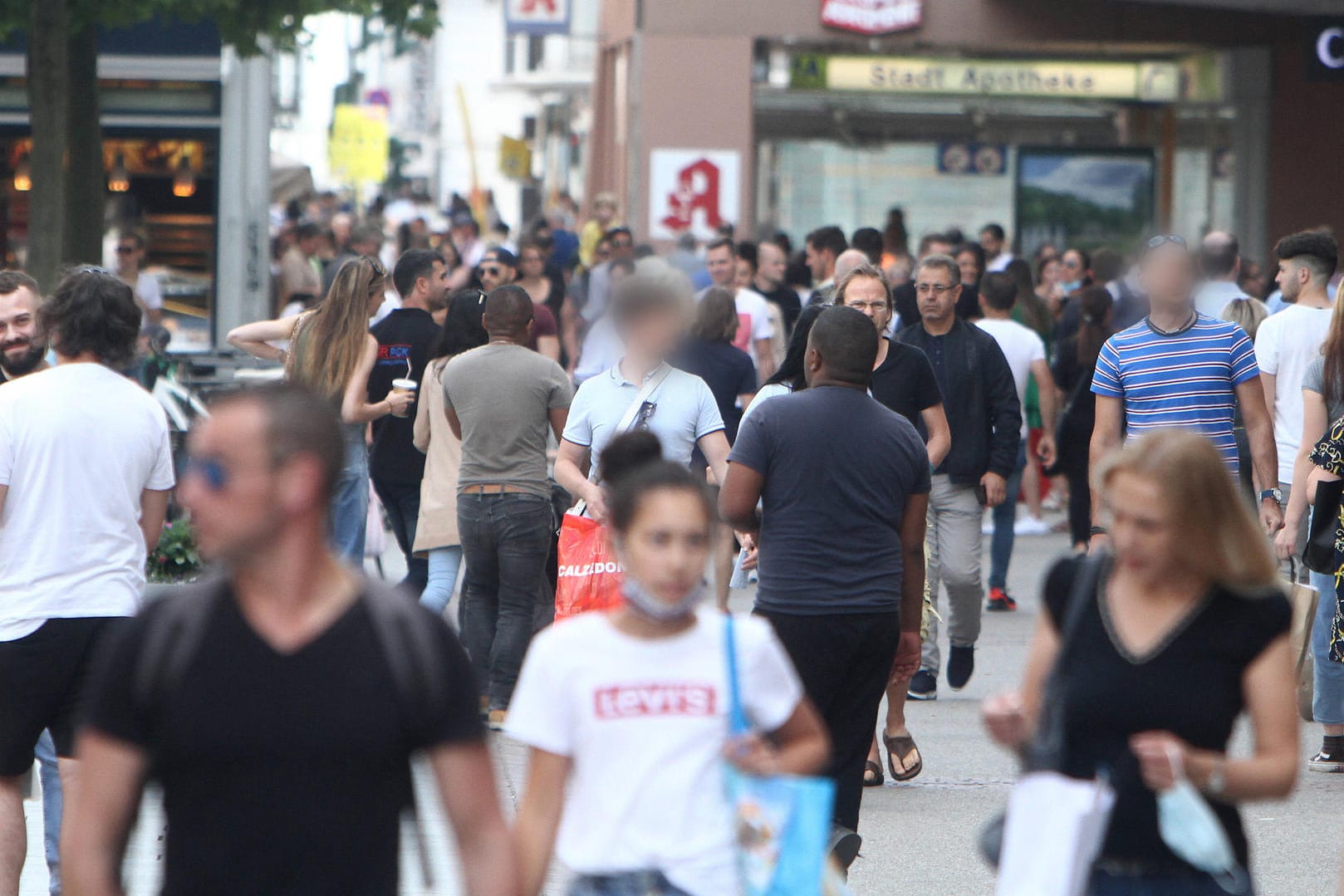 Die Fußgängerzone von Saarbrücken: Viele Menschen in Deutschland haben wieder mehr Lust aufs Einkaufen. Die Fußgängerzone von Saarbrücken: Viele Menschen in Deutschland haben wieder mehr Lust aufs Einkaufen.