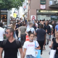 Die Fußgängerzone von Saarbrücken: Viele Menschen in Deutschland haben wieder mehr Lust aufs Einkaufen.