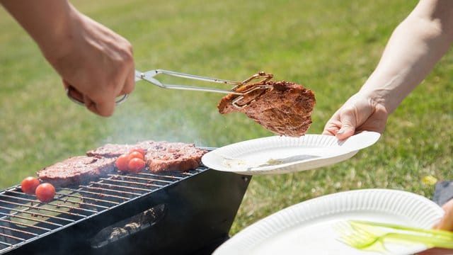 Da scheiden sich die Geister: Das Grillfleisch vorher oder erst ganz am Ende würzen?